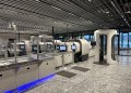 FRA – Fortschritt in puncto Sicherheitskontrollen am Flughafen Frankfurt: Ab sofort profitieren Passagiere von drei neu ausgerüsteten Sicherheitskontrollen mit moderner CT-Technik und einem innovativen Spurkonzept im Terminal 1.