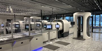 FRA – Fortschritt in puncto Sicherheitskontrollen am Flughafen Frankfurt: Ab sofort profitieren Passagiere von drei neu ausgerüsteten Sicherheitskontrollen mit moderner CT-Technik und einem innovativen Spurkonzept im Terminal 1.