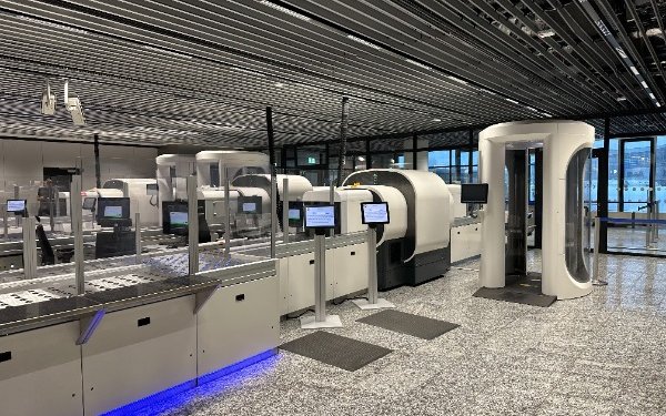 FRA – Fortschritt in puncto Sicherheitskontrollen am Flughafen Frankfurt: Ab sofort profitieren Passagiere von drei neu ausgerüsteten Sicherheitskontrollen mit moderner CT-Technik und einem innovativen Spurkonzept im Terminal 1.