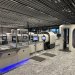 FRA – Fortschritt in puncto Sicherheitskontrollen am Flughafen Frankfurt: Ab sofort profitieren Passagiere von drei neu ausgerüsteten Sicherheitskontrollen mit moderner CT-Technik und einem innovativen Spurkonzept im Terminal 1.