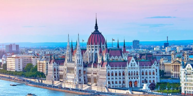 Das Parlament von Budapest: Prachtvolle Architektur am Flussufer
