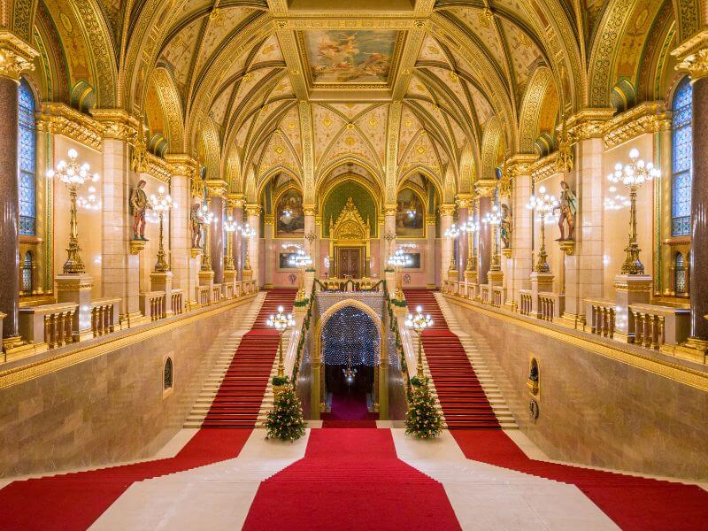 Das Parlament von Budapest: Prachtvolle Architektur am Flussufer